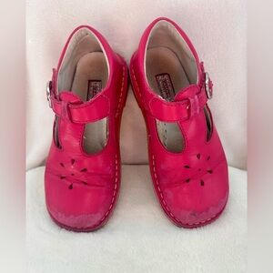 L'Amour Joy Classic Leather T-Strap
Mary Jane